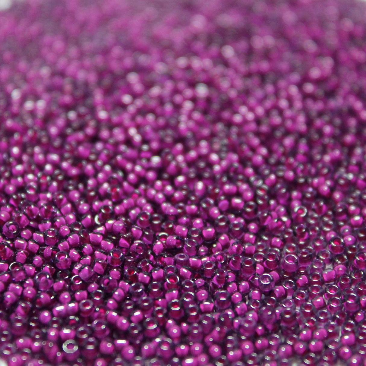 Purple Lined Raspberry ~ 11/0 JSB 399E