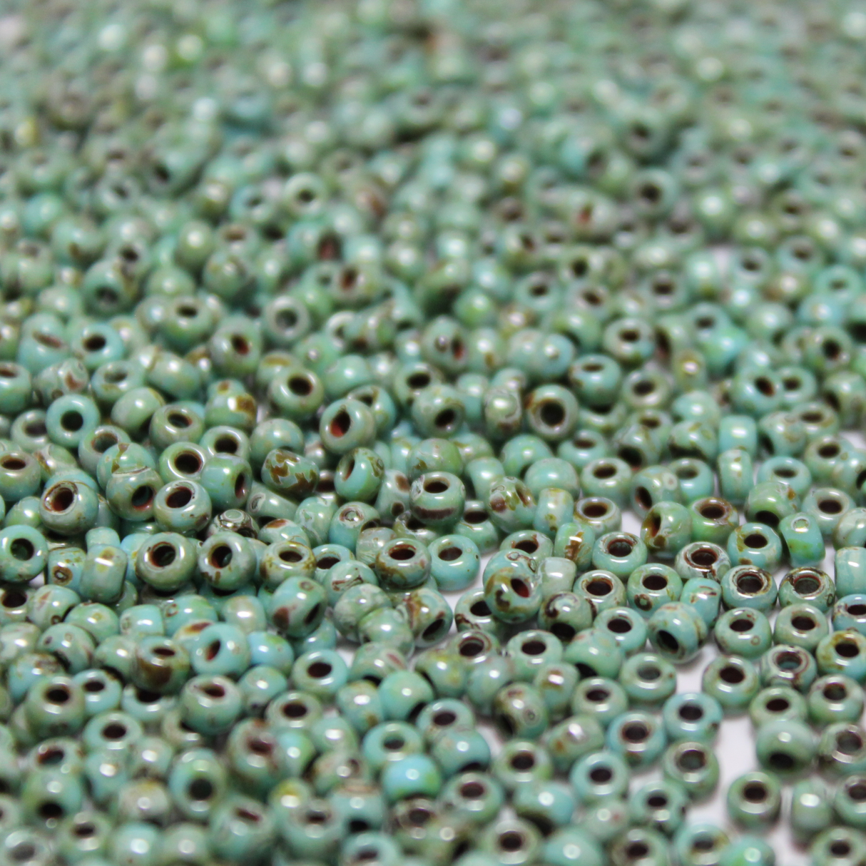 Picasso Opaque Turquoise Green ~ 8/0 JSB 4514