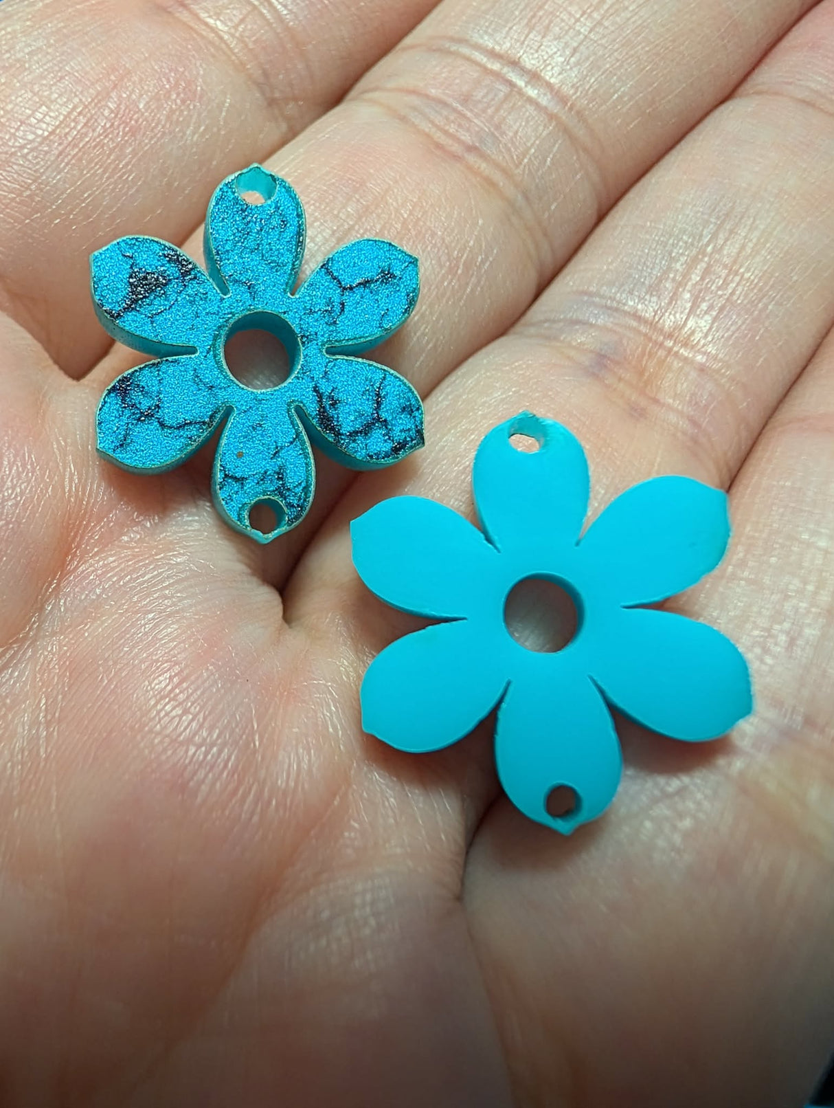 5/8" Acrylic Turquoise Daisy Connectors - P148