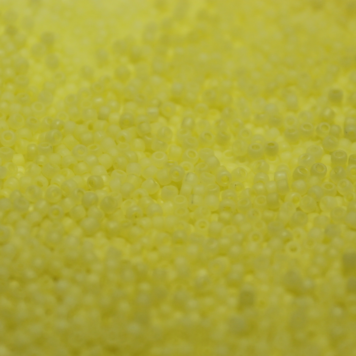 Frosted Lemon Ice ~ 11/0 JSB F514A