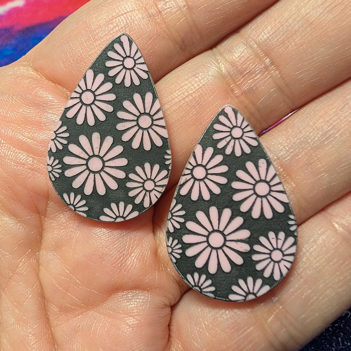 1 1/4" Baby Pink Daisy Teardrop Acrylic Cabochons - S233