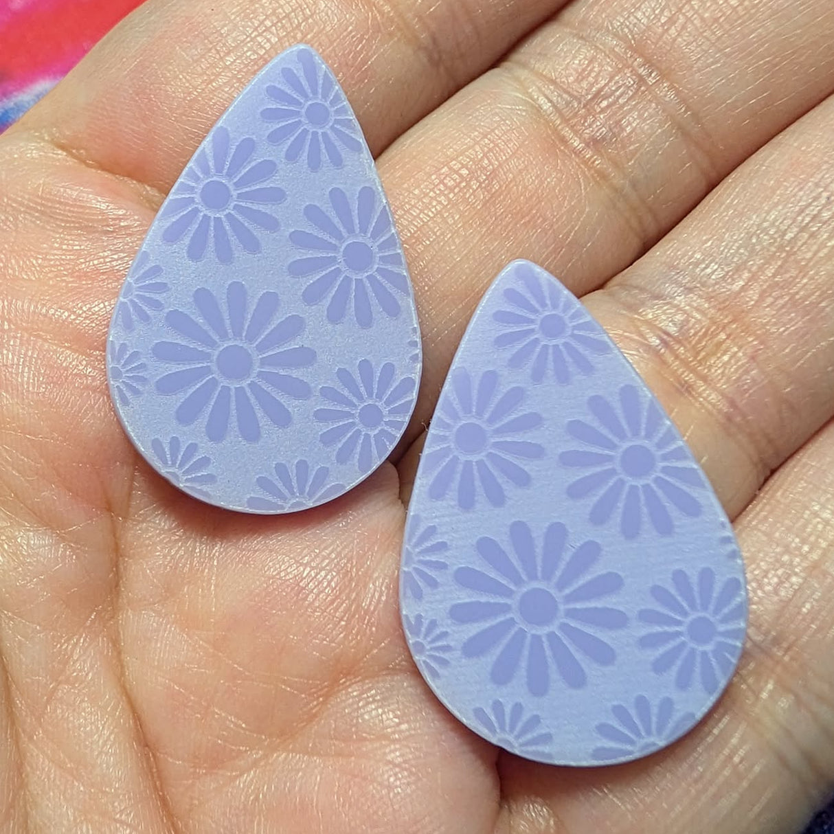 1 1/4" Lavender Daisy Teardrop Acrylic Cabochons - P144