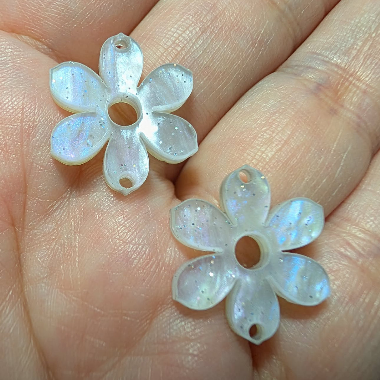 5/8" Acrylic White Pearl Daisy Connectors - P150