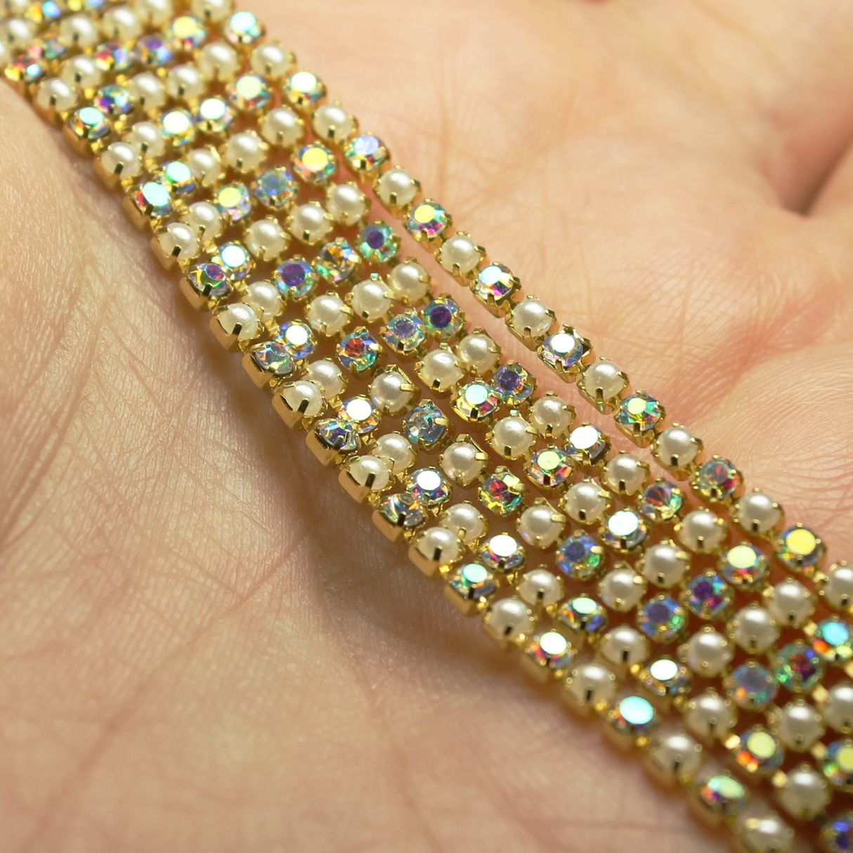 5 yards SS6 Alternating White Pearl/Clear AB on Gold Banding - MB11