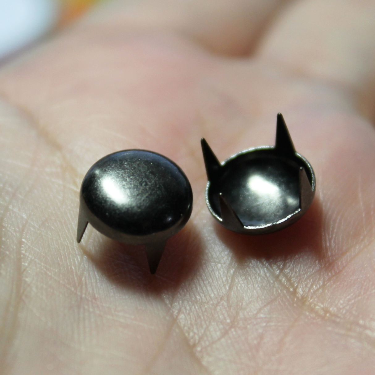 10mm (24 pcs) Gunmetal Spots - Spots12